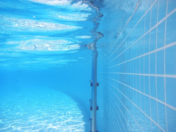 Modernes Schwimmbad mit Treppe unter Wasser — Stockfoto