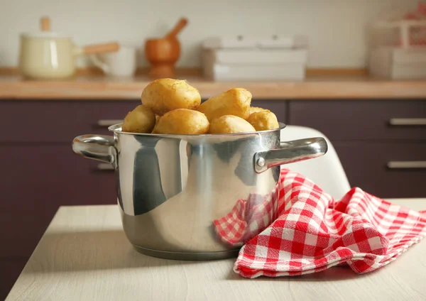 Haşlanmış patates ile metal pot