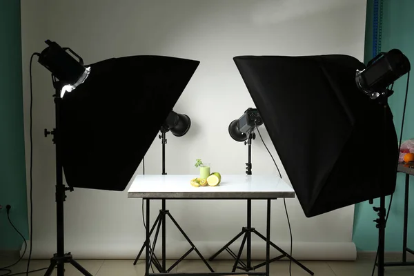 Professionell utrustning och juice i fotostudio — Stockfoto