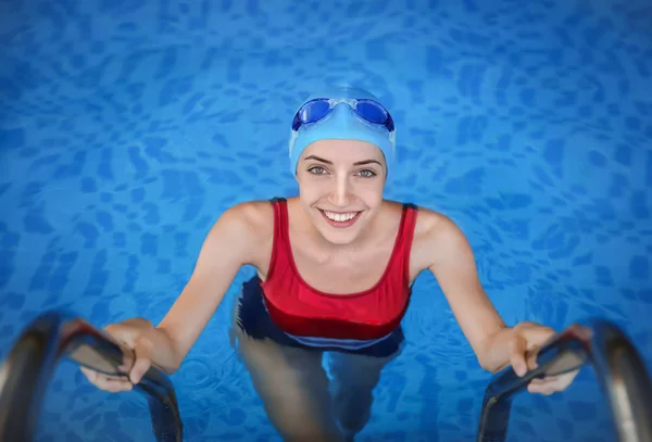 Fiatal nő a medencében — Stock Fotó