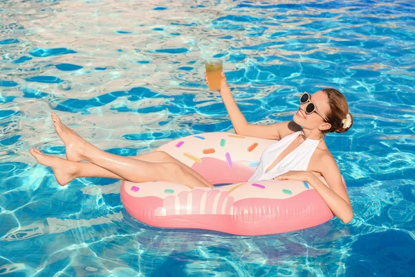 Donna con cocktail rilassante in piscina — Foto Stock