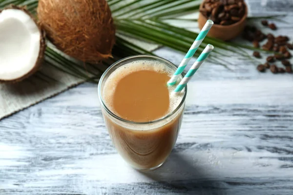 Glas mit Kokoskaffee — Stockfoto