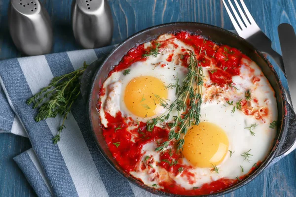 Сковородка с яйцами в чистилище — стоковое фото