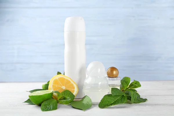 Различные дезодоранты на столе — стоковое фото