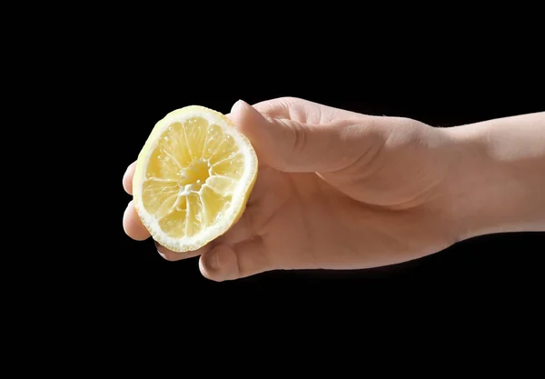 Mão feminina segurando metade de limão — Fotografia de Stock