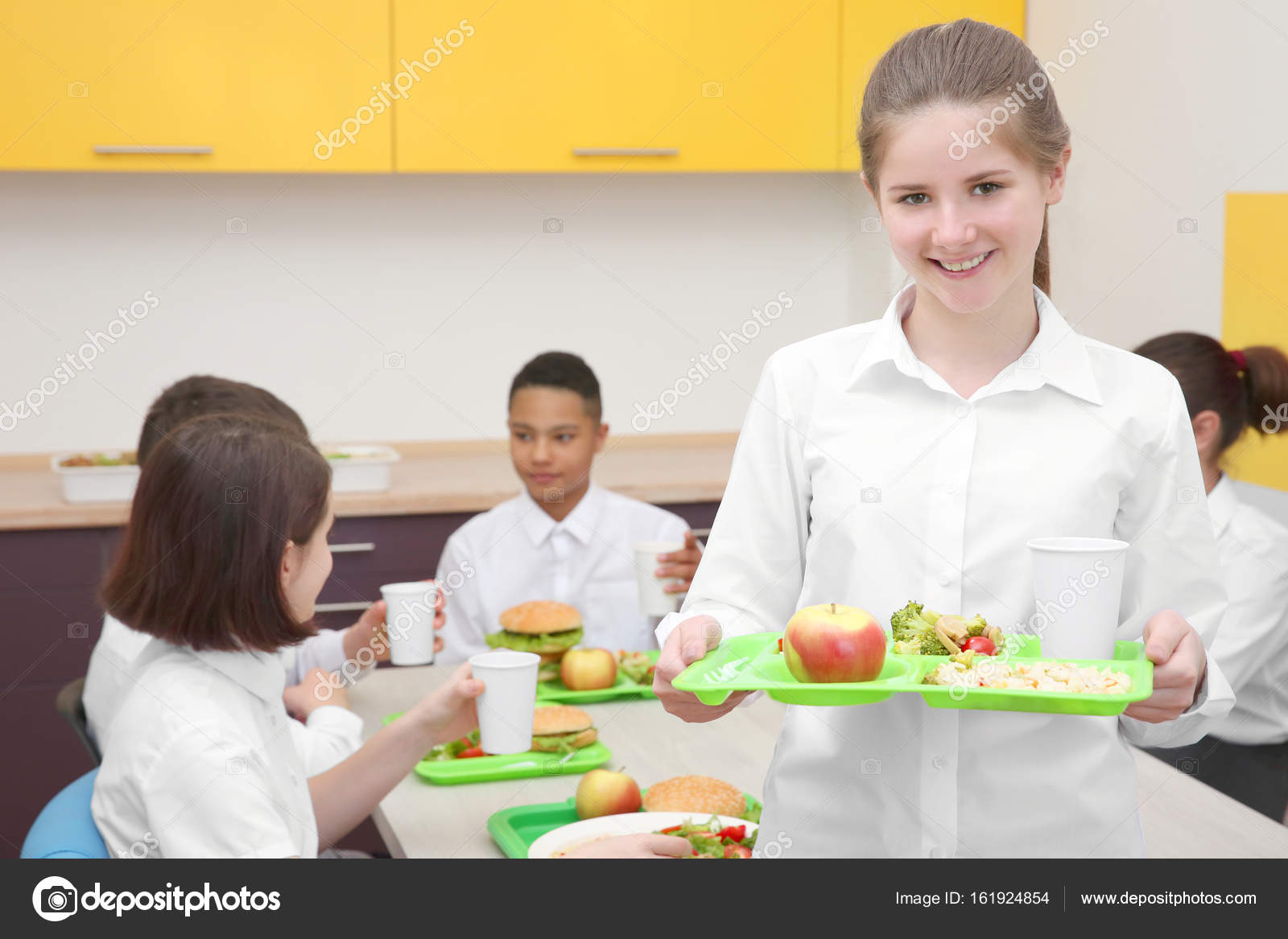 Fotos: comedores escolares | Linda chica sosteniendo la bandeja con ... Fotos: comedores escolares | Linda chica sosteniendo la bandeja con ...
