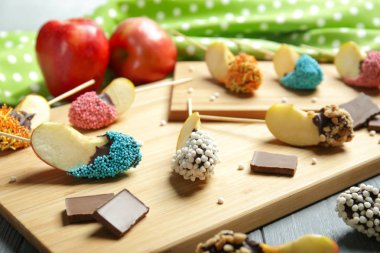 Şekerlenmiş elma parçaları ile kompozisyon