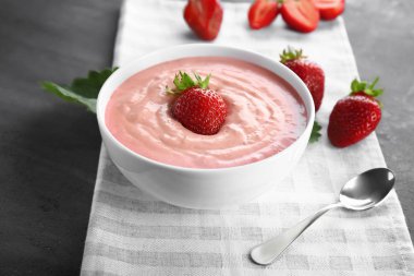 ev yapımı yoğurt ve çilek