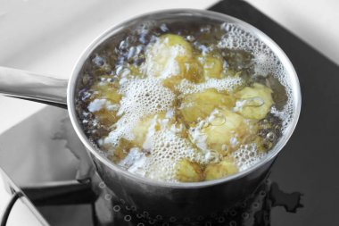 Patates indüksiyon Ocak üzerinde kaynar