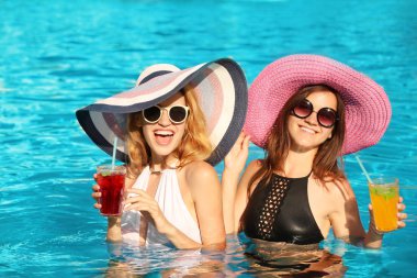 Kokteyller ile iki güzel kadın