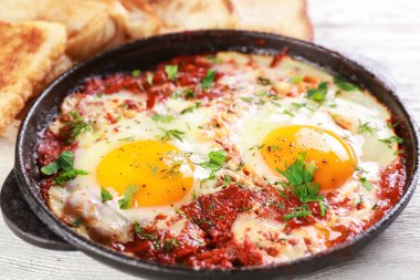 Kızartma tavası Araf içinde yumurta ile