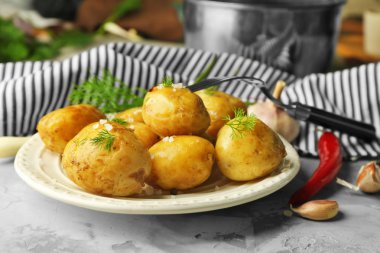 Tabak haşlanmış patates ile 