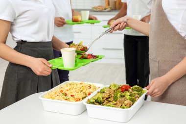 Genç kadın hizmet Öğle Yemeği 