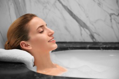 kadın köpük banyosunda rahatlatıcı