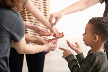İçin sadaka soran şirin ufaklık. Yoksulluk kavramı