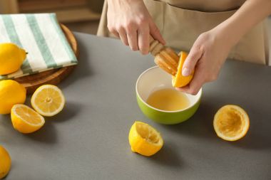 Limonata hazırlama kadın 