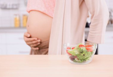  hamile kadın kase salata ile