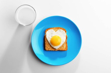 Kızarmış yumurta ile lezzetli breakfast