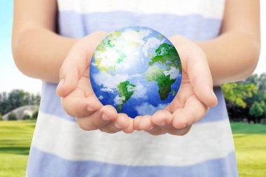 Küçük çocuk holding dünya 