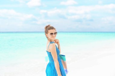 Kumsalda güzel genç bir kadın 