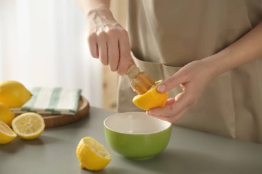 Limonata hazırlama kadın 