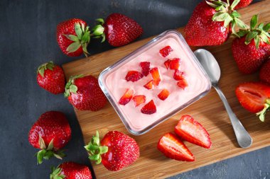 Taze ev yapımı yoğurt ile kompozisyon 