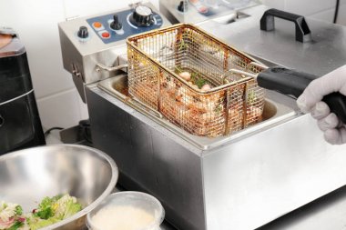 Kadın Şef mutfak karides hazırlanıyor