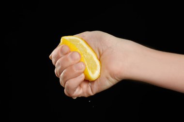 yarım limon sıkarak el 