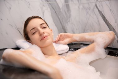 kadın köpük banyosunda rahatlatıcı