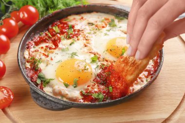 Yumurta içine ekmek daldırma kadın 