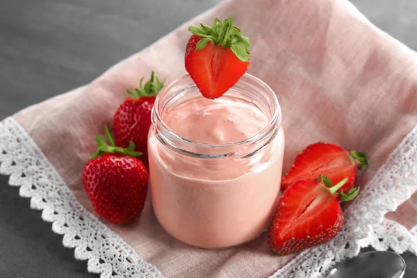 Homemade yogurt and strawberries — Stock Photo, Image