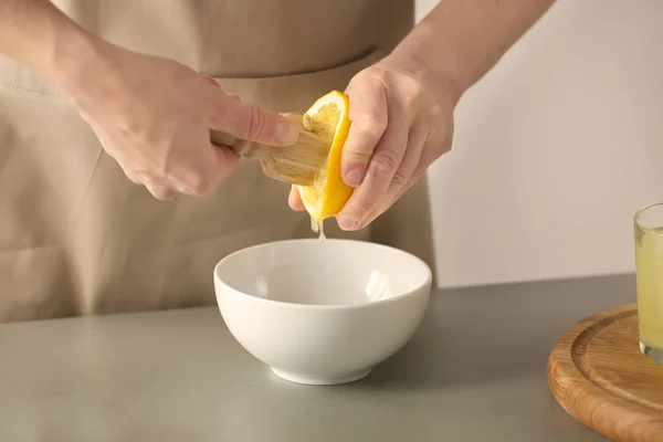 Mulher preparando limonada — Fotografia de Stock