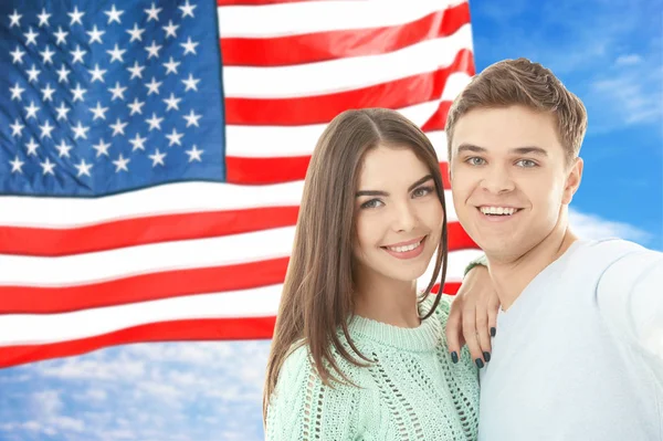 Pareja joven virando selfie y bandera de EE.UU. en el fondo — Foto de Stock