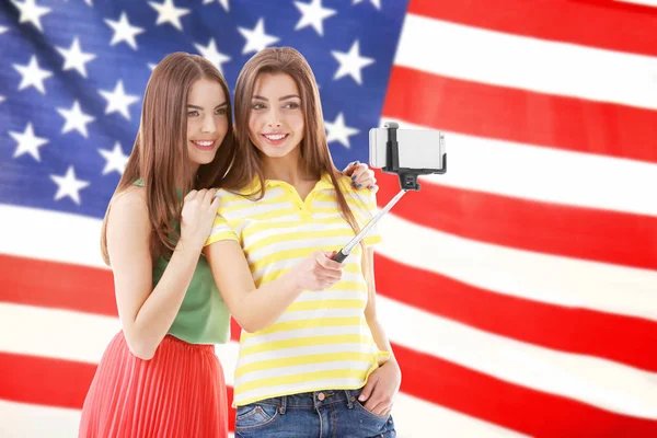 Amigos tacking selfie y bandera de EE.UU. en el fondo — Foto de Stock