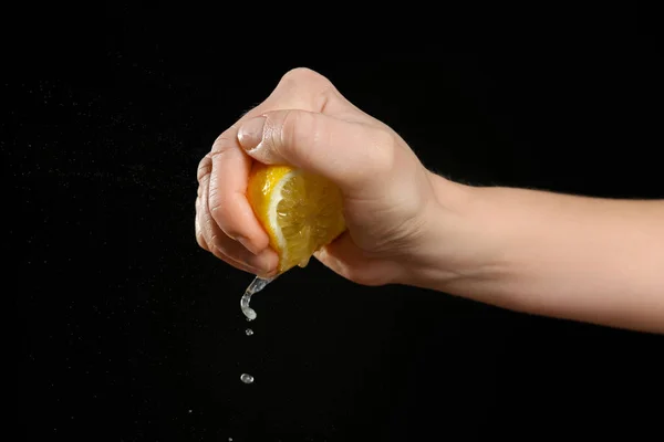 Main serrant la moitié du citron — Photo