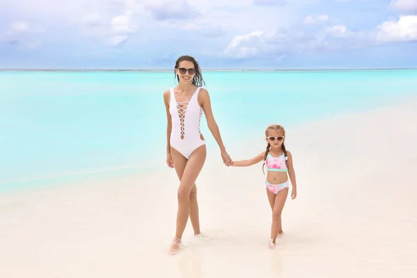 Femme avec fille sur la plage — Photo