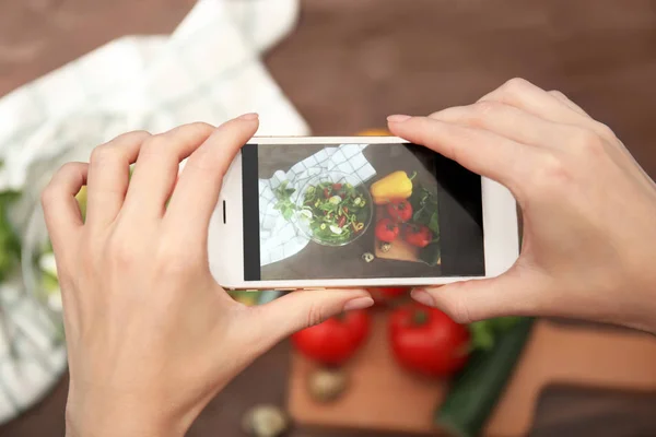 Ta foto av maten med mobiltelefon — Stockfoto