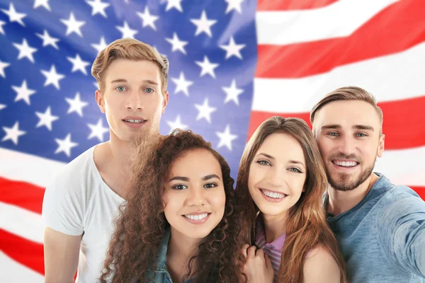 Friends tacking selfie and USA flag on background — Stock Photo, Image