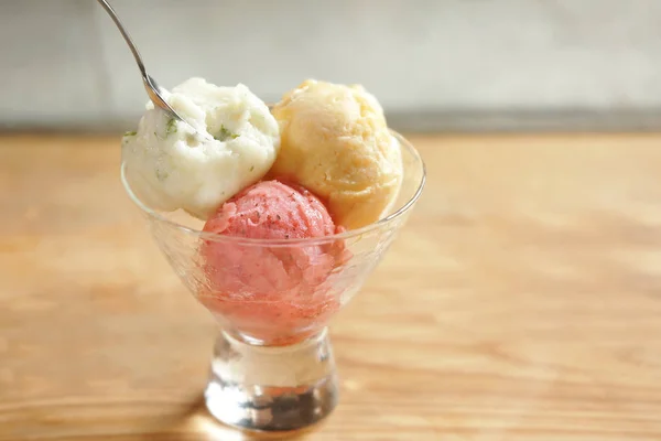 Sabroso helado de yogur —  Fotos de Stock