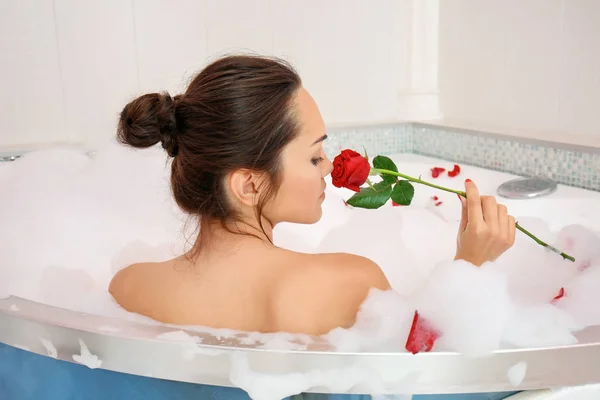 美丽的女人，在浴缸里的玫瑰 — 图库照片