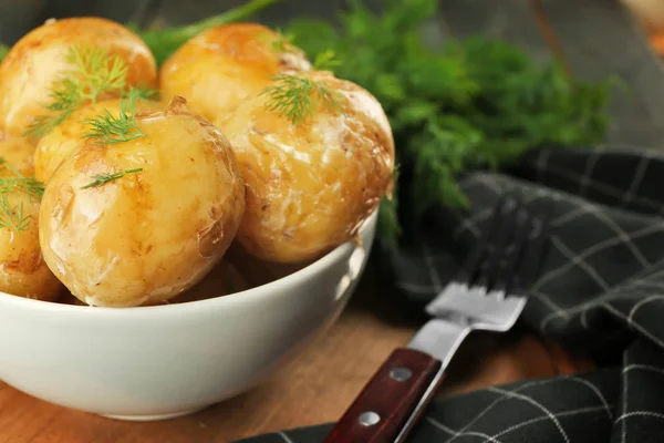 Mísa s vařenými brambory — Stock fotografie
