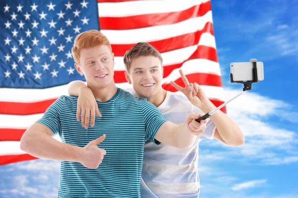 Amici che puntano selfie e bandiera USA sullo sfondo — Foto Stock