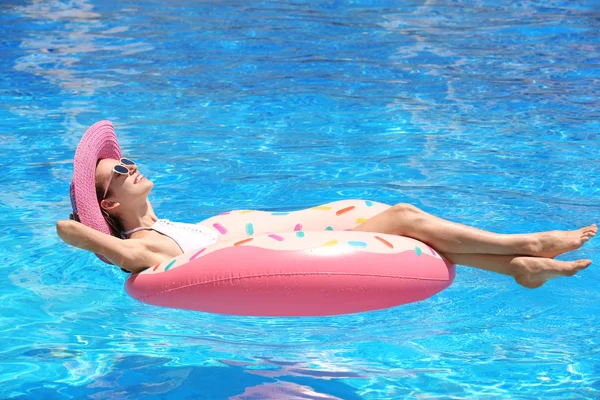 şişme çörek olan kadın 