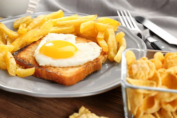 Petit déjeuner savoureux avec oeuf frit — Photo