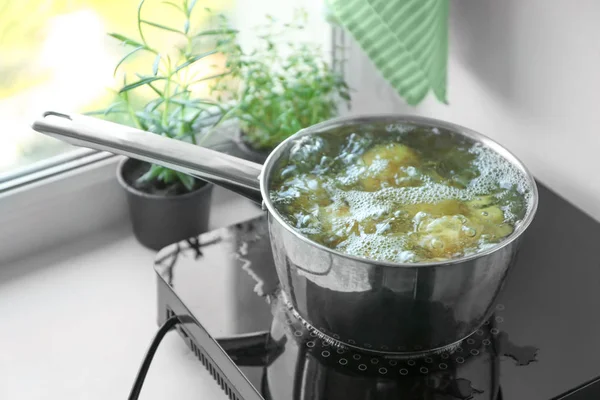 Boiling potato on induction cooker