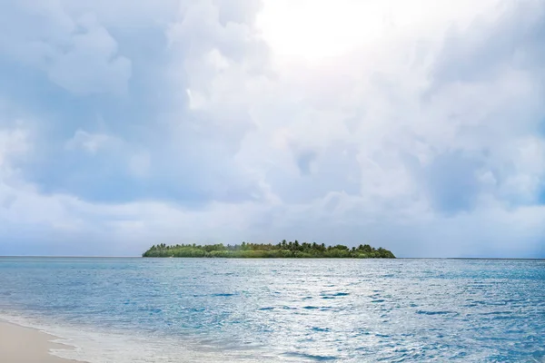 Tempo nublado na praia tropical — Fotografia de Stock