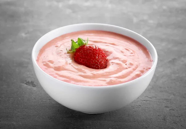Домашній йогурт Полуниця — стокове фото
