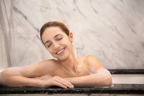 Kobieta w kąpieli z pianką — Zdjęcie stockowe