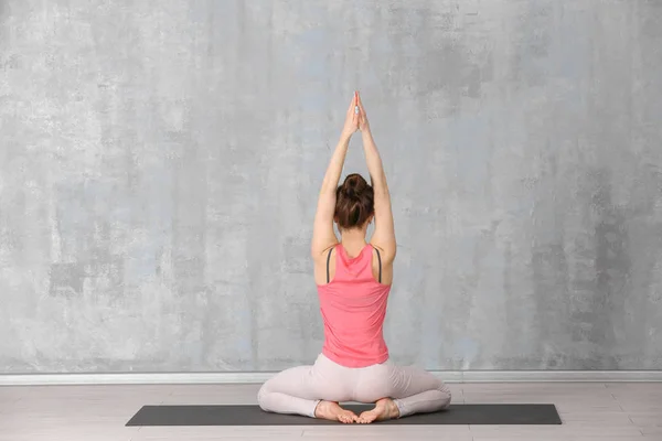 Mujer practicando yoga —  Fotos de Stock