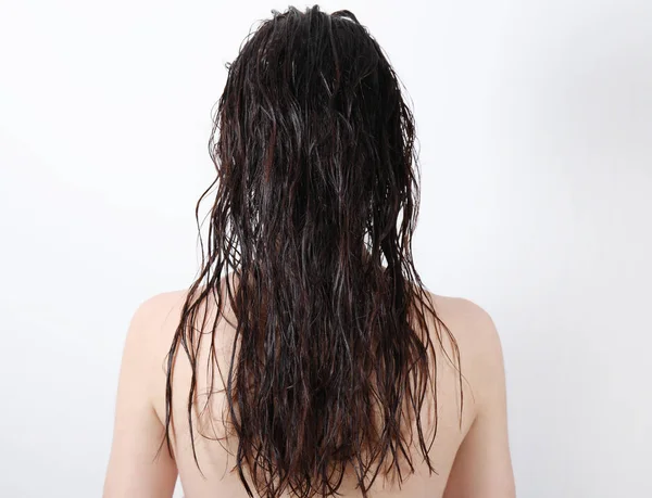 Donna con capelli bagnati dopo la doccia — Foto Stock